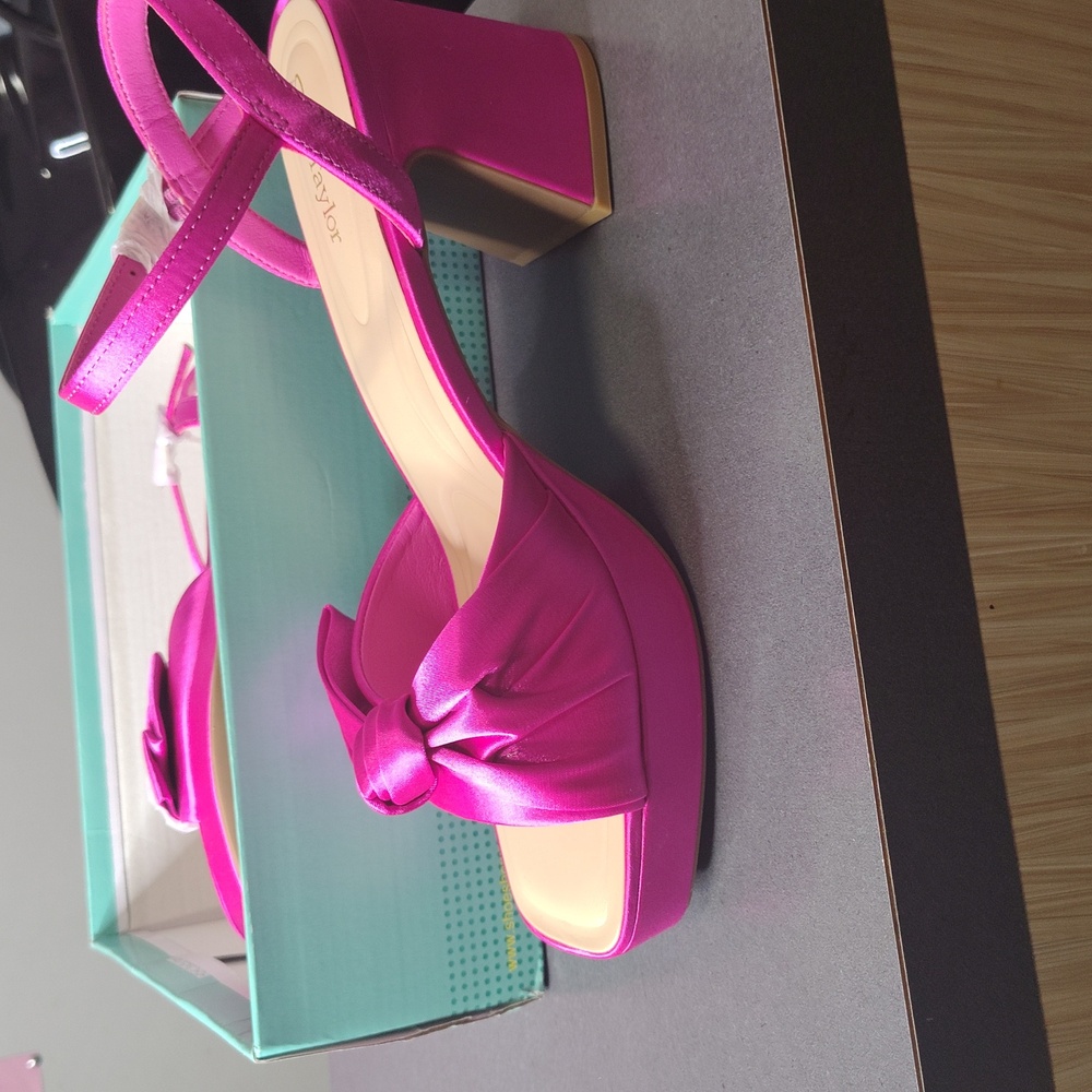 Shoe's - Picture 2 of 12